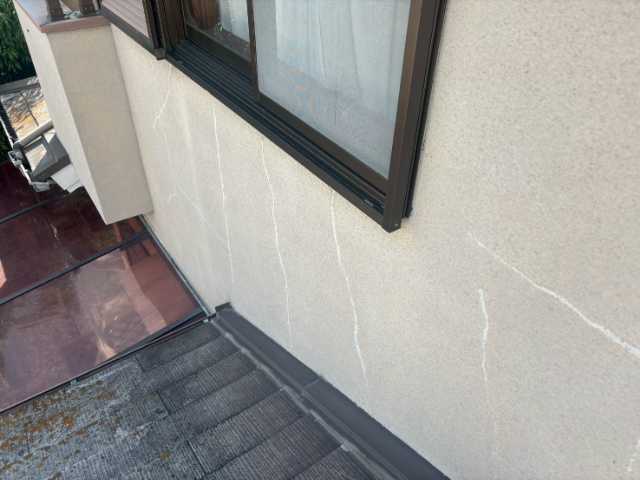 窓下外壁の細かなひび
